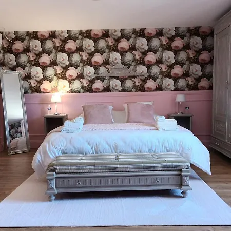 Manoir De Pierreville Bed and Breakfast