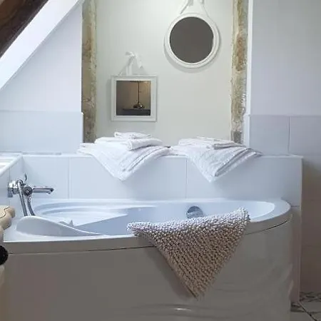 Manoir De Pierreville לינה וארוחת בוקר 3*